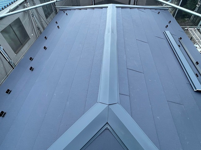 さいたま市浦和区☆屋根が真っ白に変色してしまったご自宅を爽やかなブルーにチェンジ！